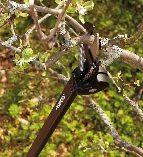 Универсальный садовый сучкорез-высоторез Fiskars UP84 1001557 1001557 фото