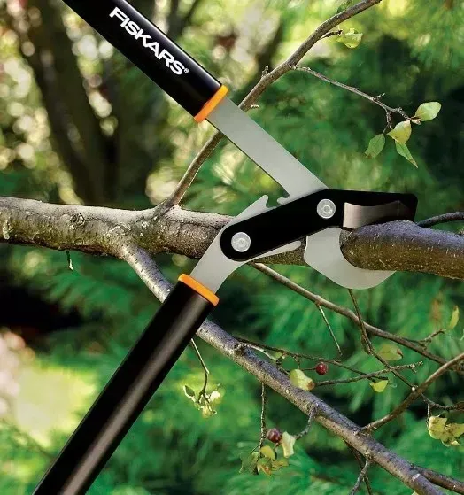 Малый плоскостный сучкорез Fiskars PowerGear с загнутыми лезвиями S L70 1002104 1002104 фото