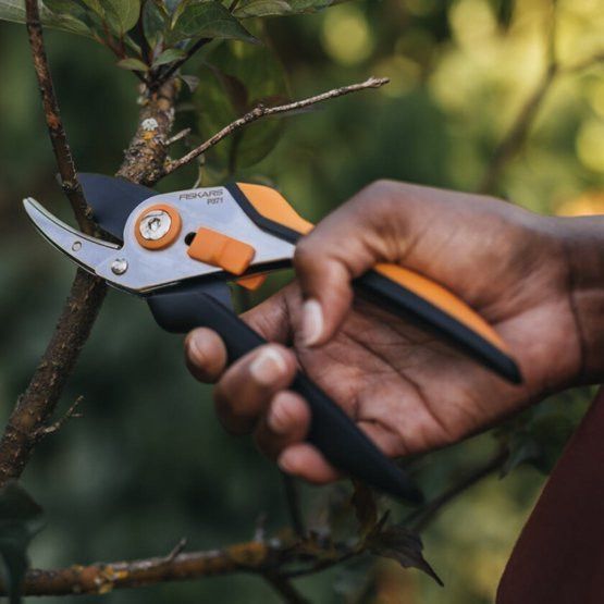 Секатор з ковадлом Fiskars Solid&trade; P371 (1057166) 1057166 фото